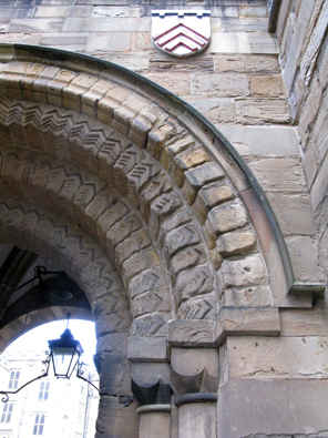The unusally wide joints between the stones of the the gatehouse arch are the result of a 16th century scheme to make it wider to allow the Bishop's carriage to pass through more easily.